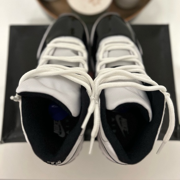Air Jordan 11 Retro, White/Black Concord - Picture 4 of 9